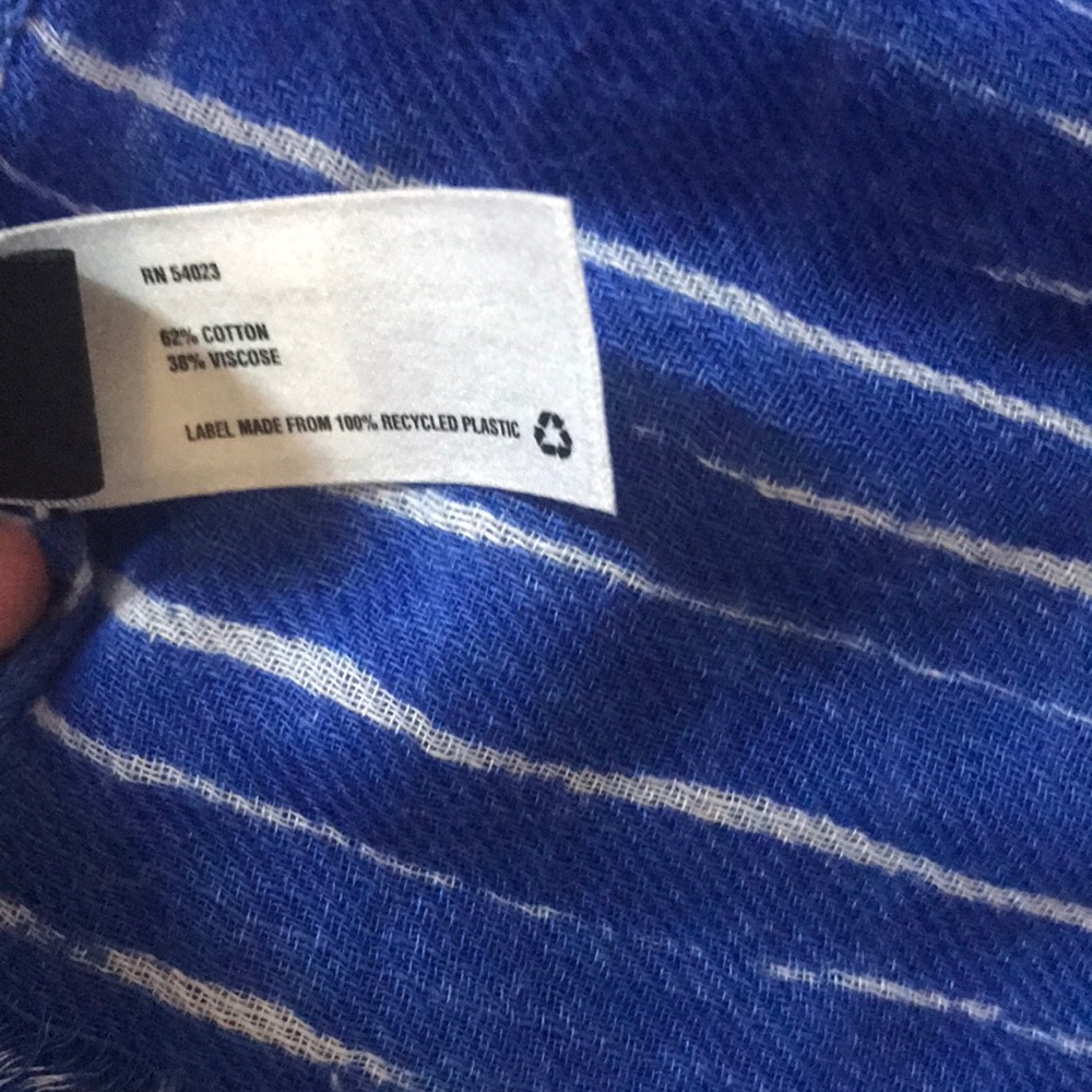 Gap thin blue scarf. - Picture 2 of 2